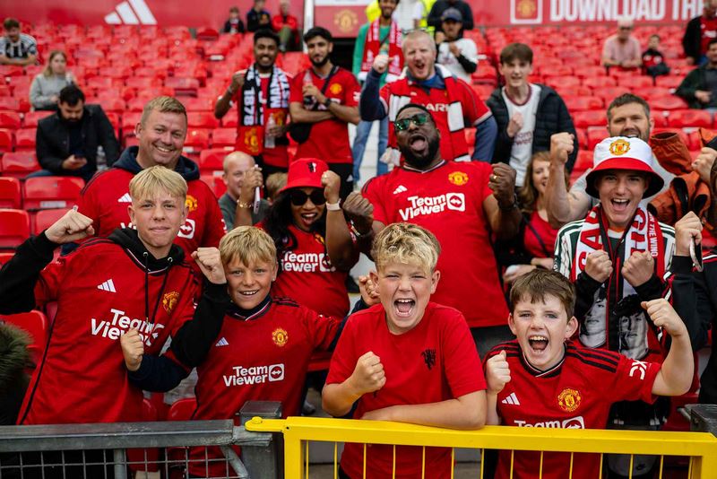 Sắc áo đỏ - Điểm nhận diện dễ thấy nhất ở fan MU