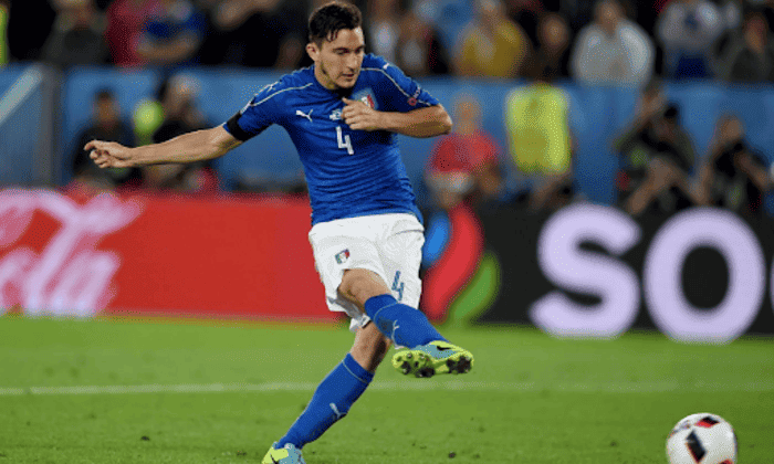 Matteo Darmian thi đấu trong màu áo đội tuyển quốc gia Ý với số áo 4