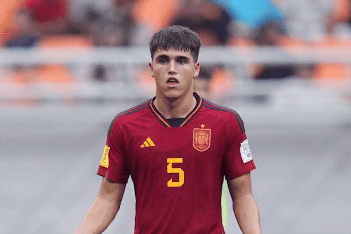 Còn trẻ Pau Cubarsí không có số áo cố định anh thường khoác áo số 5